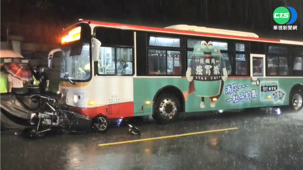 高雄凌晨雨淹半輪胎高 居民急架閘門