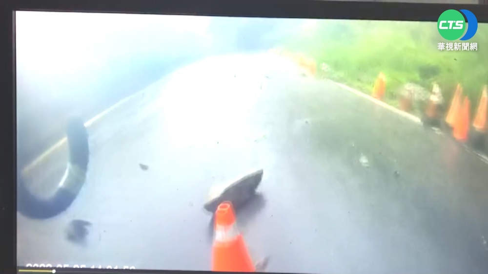 阿里山公路雨勢大! 2車先後遭落石砸中