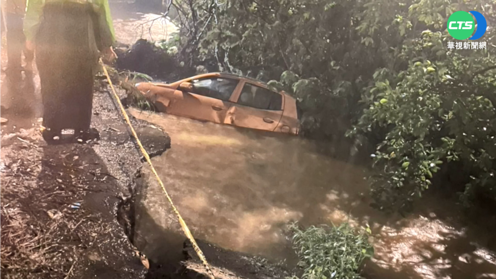 暴雨來襲! 桃園平鎮路面坍塌 4車掉落水圳