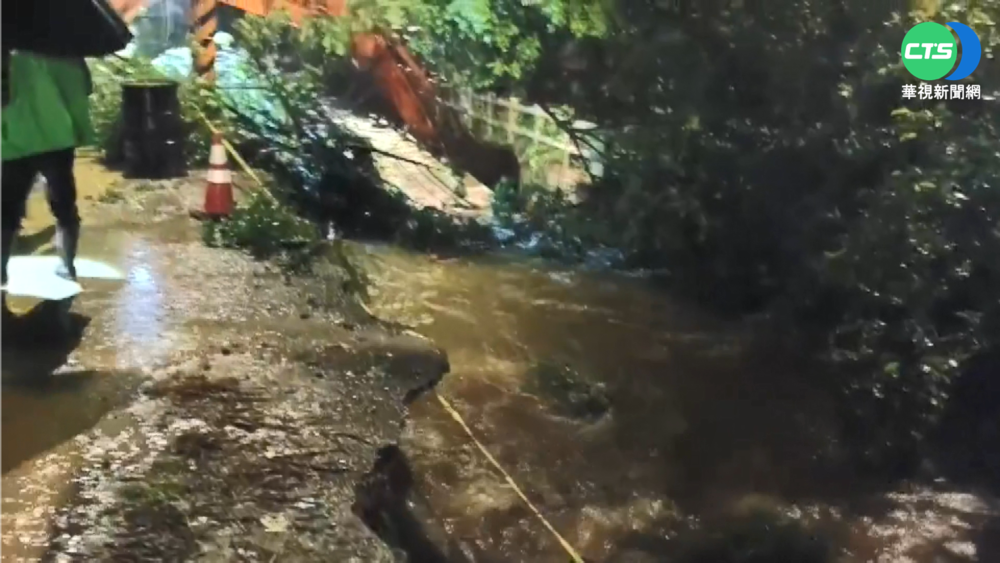 大雨猛襲! 桃園平鎮道路掏空 4車掉落水圳