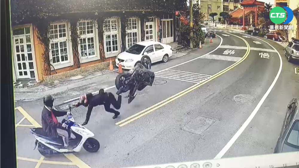 為閃避轉彎車急煞 重機騎士飛出慘摔!