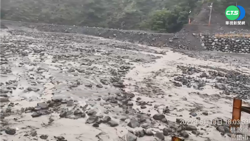 雨彈狂炸 阿里山明隧道落石砸車險"殺人"