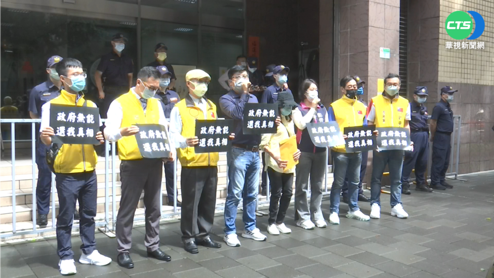 16歲女疑打BNT亡 母疾管署前抗議要國賠