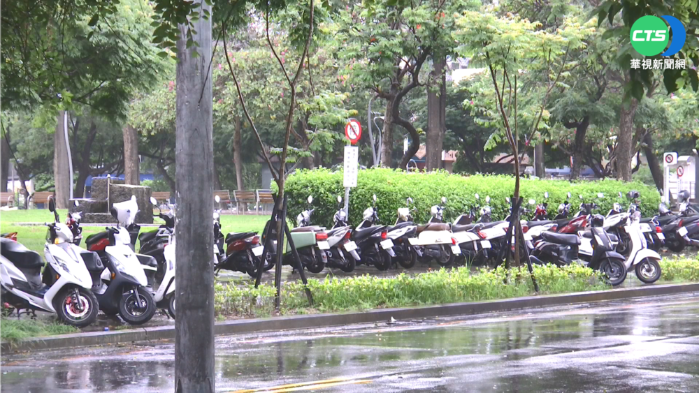 "行"不通! 台中草悟道違停占人行道