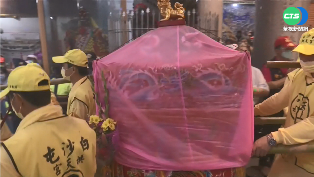 "粉紅超跑"換8人大轎 白沙屯媽大雨中回鑾