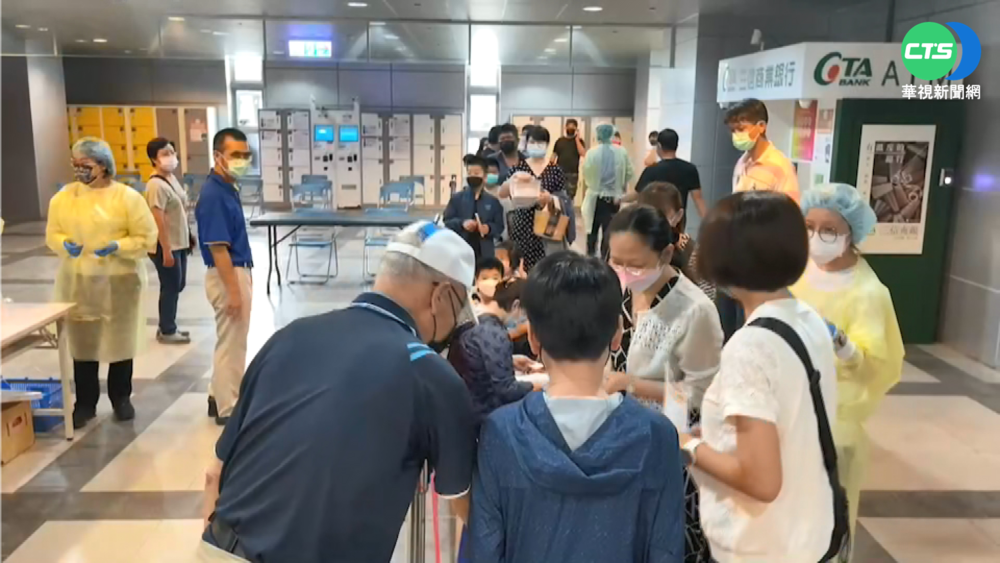 搶打輝瑞兒童疫苗 屏東火車站一早現人潮