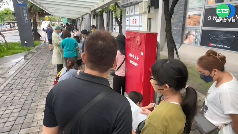 搶打輝瑞兒童疫苗 屏東火車站清晨湧人潮