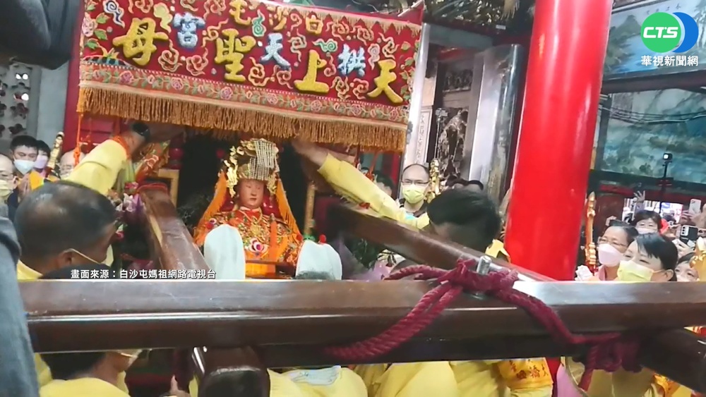 "粉紅超跑"換8人大轎 白沙屯媽大雨中回鑾