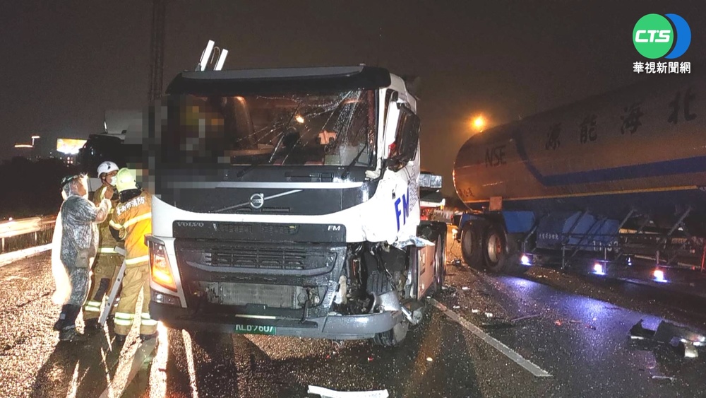 國1南下麻豆段4車連環撞 3人輕傷急送醫