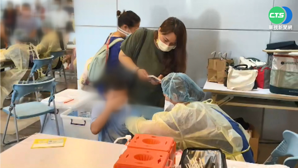 搶打輝瑞兒童疫苗 屏東車站大排人龍