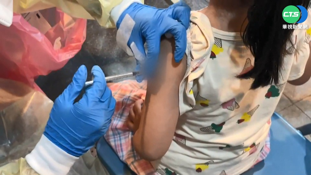 民眾凌晨就卡位! 屏東兒童疫苗接種站爆滿