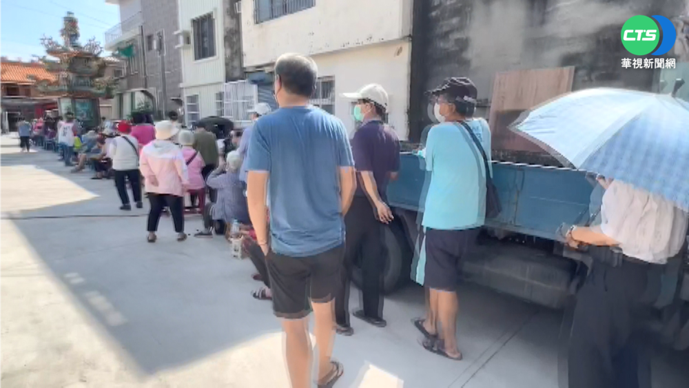 廟宇發1千盒快篩劑 民眾頂大太陽排隊領