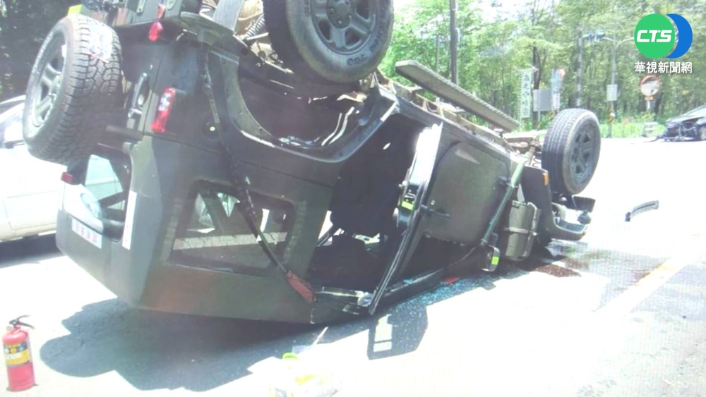 輕戰車遭竄出轎車撞翻 下士駕駛腦震盪