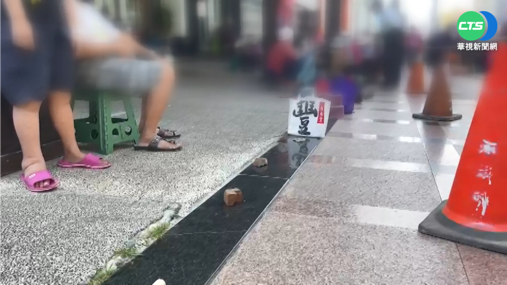 奇觀! 卡位領愛心粽 石頭.水瓶代排隊