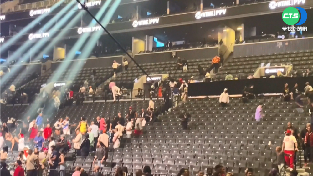 紐約拳賽誤傳槍響 群眾驚逃踩踏10傷