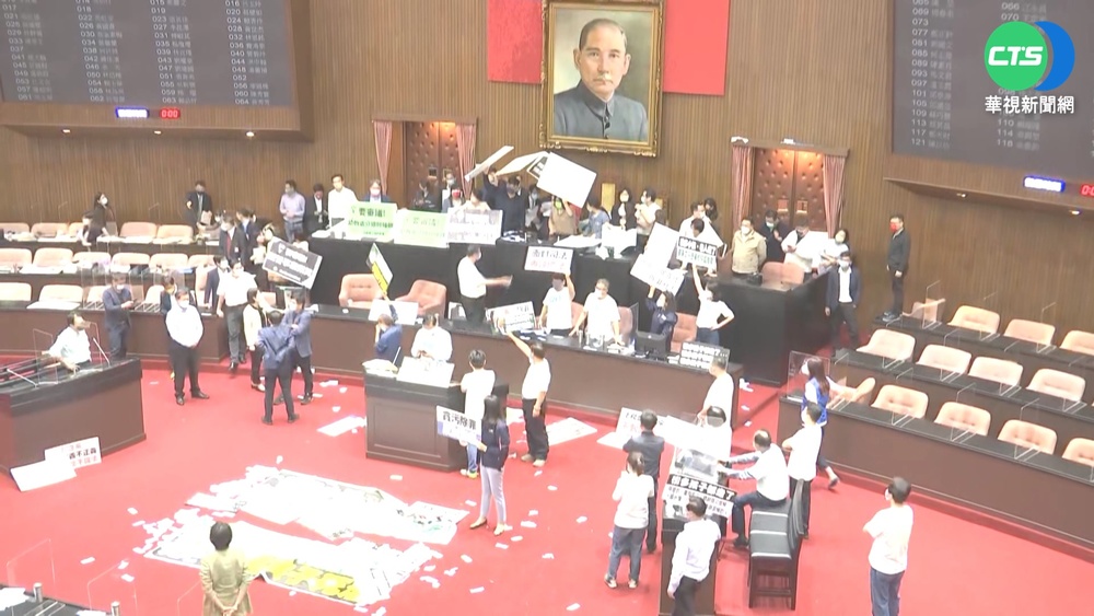 朝野過招衝突...國務機要費除罪化三讀過關