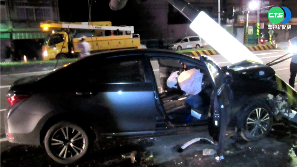 屏東酒駕男失控撞電桿 巨響嚇壞周邊住戶