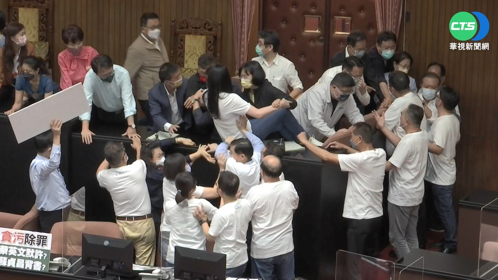 立院修法"肉搏戰"後... 綠營3立委確診