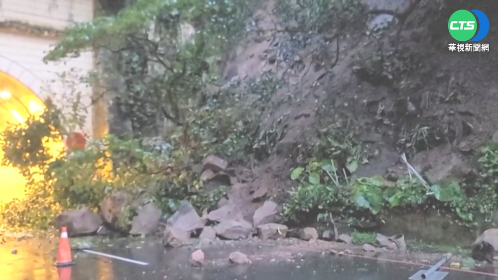 基隆大雨沖刷落石崩坍 復興隧道雙向封閉