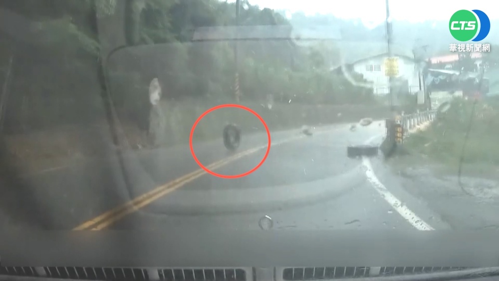 南投民眾大雨開車避泥流 輪胎滾來急閃