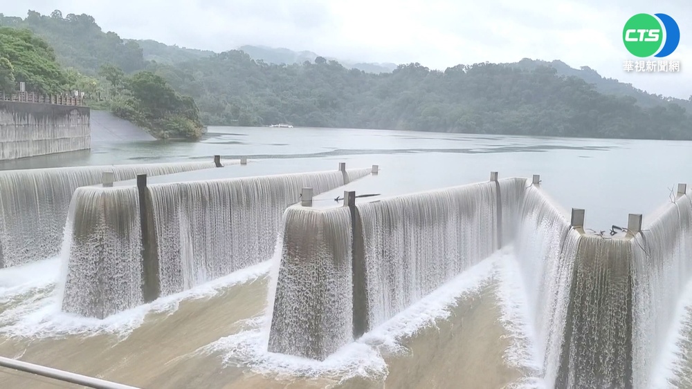 鯉魚潭水庫鋸齒堰 滿水溢流如絹絲瀑布