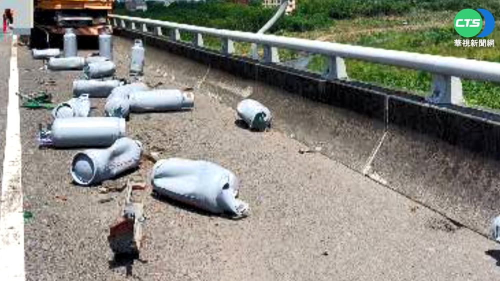 國3貨車追撞清掃車 瓦斯桶四散噴飛