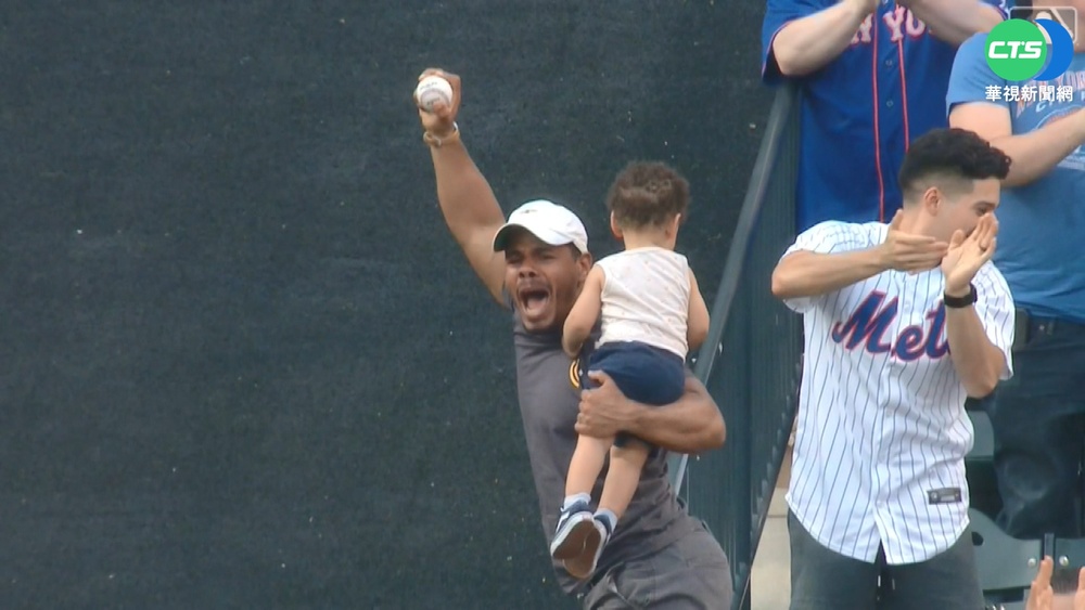 媽媽不要看! 奶爸抱娃驚險接全壘打球