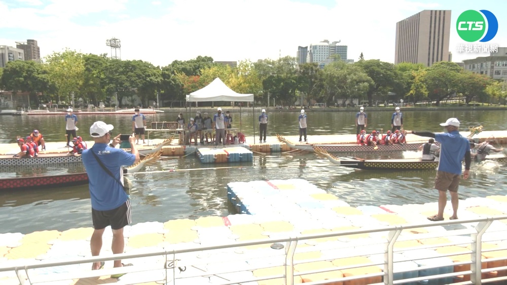 高雄愛河龍舟賽2千人參戰 龍舟拔河對決