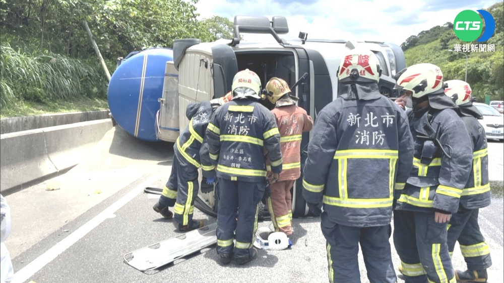 國3南港段大貨車翻覆 駕駛受困 警救援!