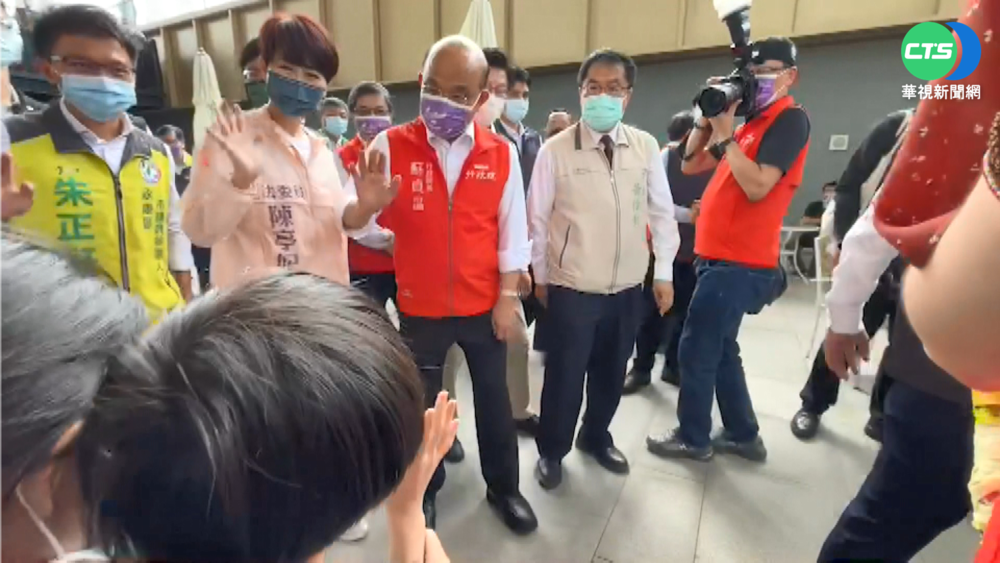 蘇揆南下視察兒童接種 遇里長拉布條抗爭