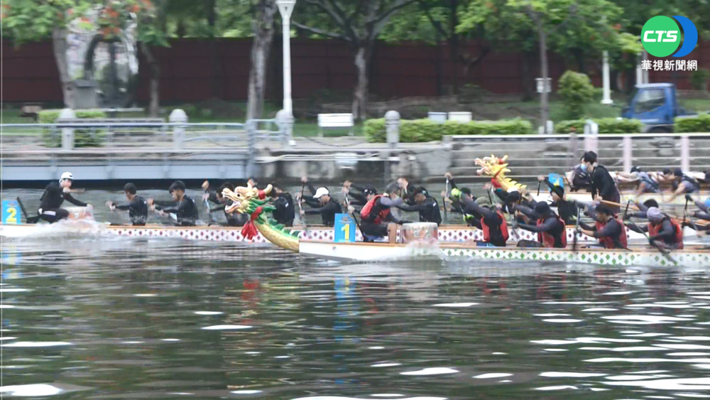 愛河競技龍舟登場 不奪標用時間分勝負