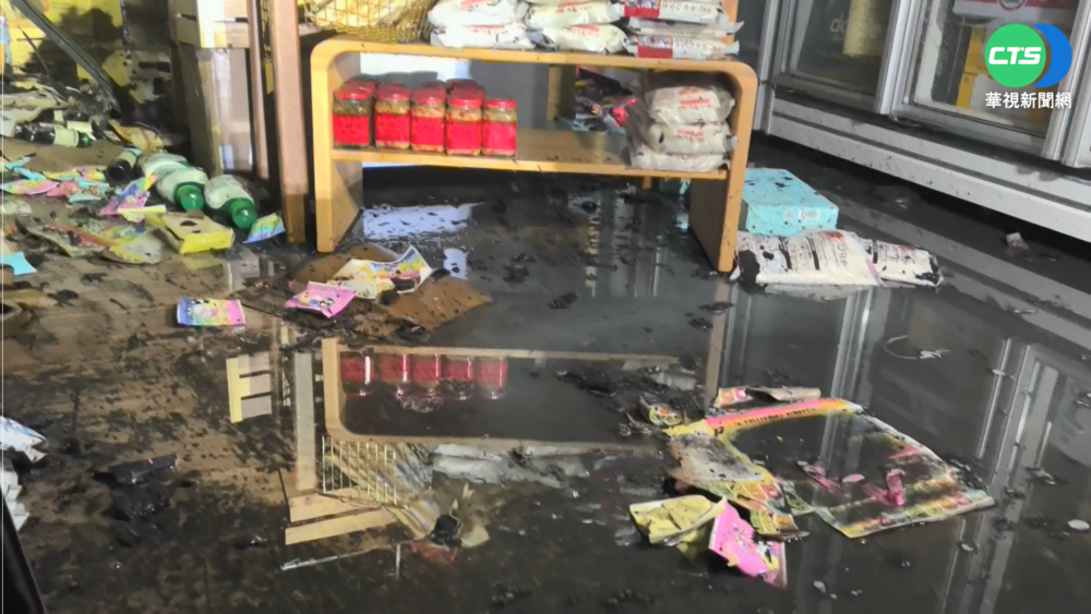 台中店鋪暗夜火濃煙悚竄 消防破門滅火