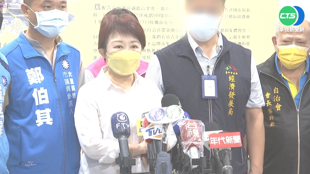 攤商沒戴罩被勸導惱怒 拿安全帽打管理員
