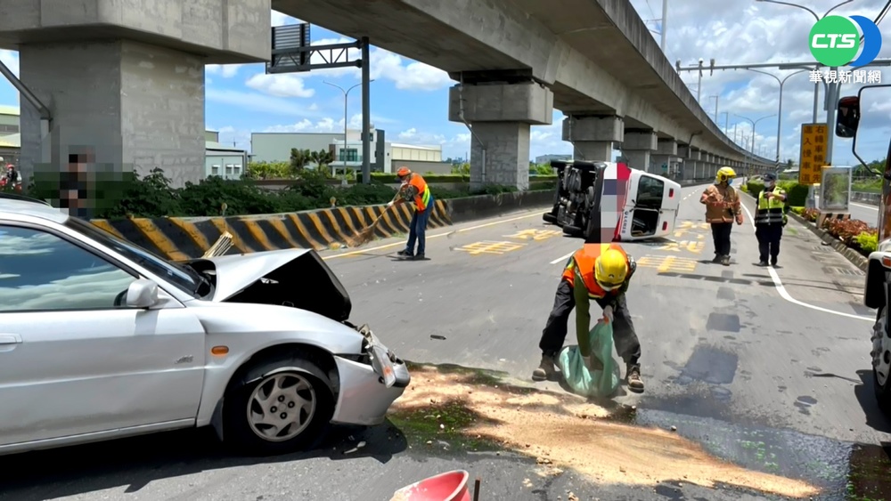 台南救護車執行勤務遭撞側翻 3人送醫