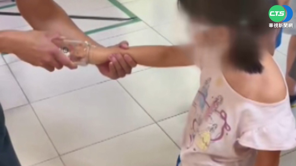 女兒小手卡奶瓶! 媽急奔消防隊求救