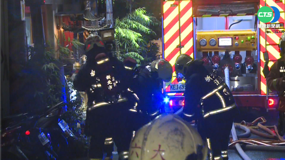 汐止公寓頂樓深夜竄火 受困住戶爬窗逃命