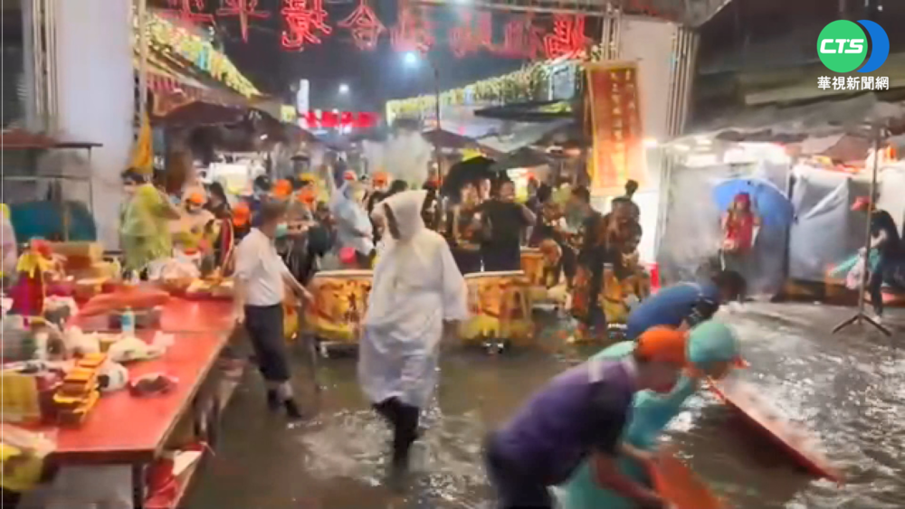 超大豪雨釀積水 拱天宮開爐不受影響