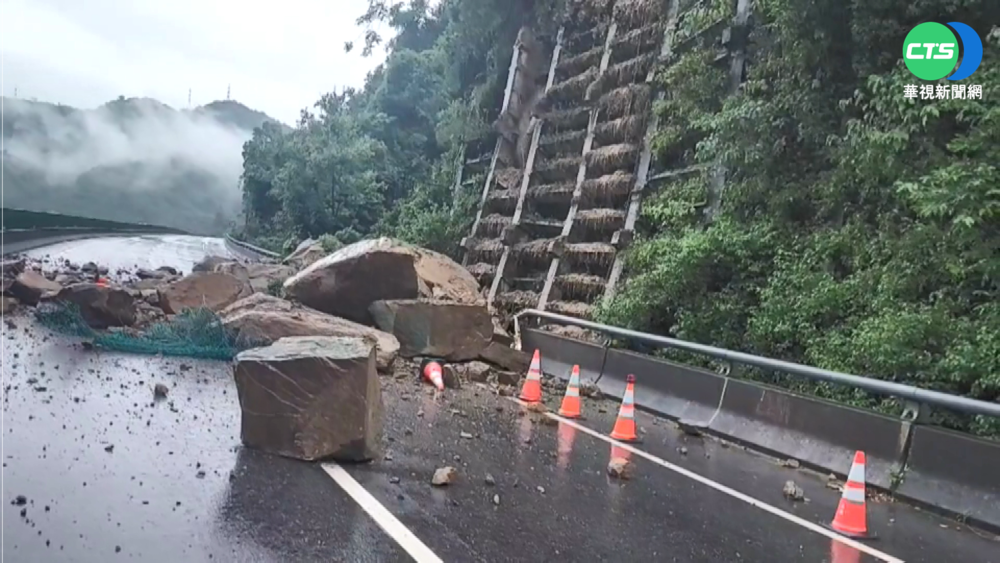 台72線公館路段巨石滾落 往大湖路段遭阻