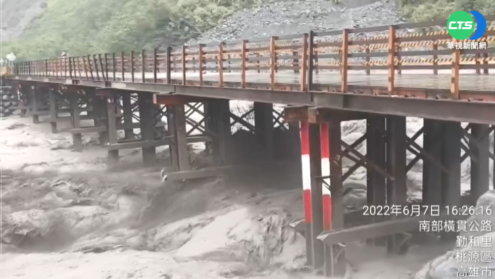 雨彈強襲釀土石流 明霸克露橋便道封閉
