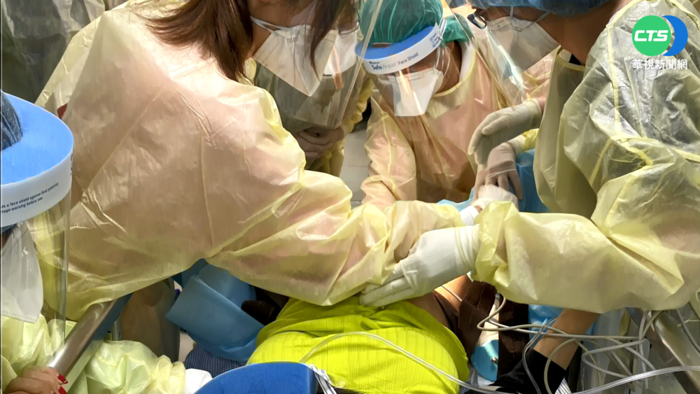 來不及進產房 確診孕婦陣痛送急診產女