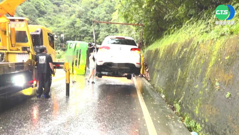 運碎木貨車翻覆! 宜蘇花公路單線雙向交管