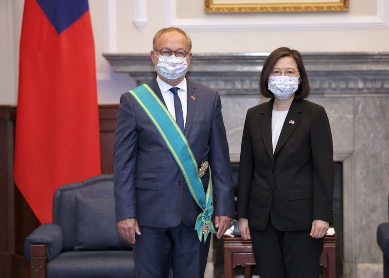 蔡總統頒贈葛利歐大綬卿雲勳章(圖/中央社)