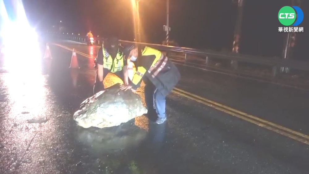 台8線200kg大石掉落 2警冒雨徒手搬不動