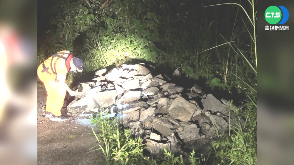 台11線廠商非法倒柏油碎石 破壞海岸線!