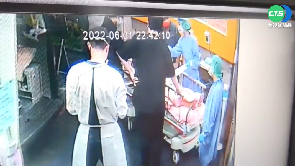 逆子沉迷遊藝場啃老 母氣炸吞藥送醫搶救