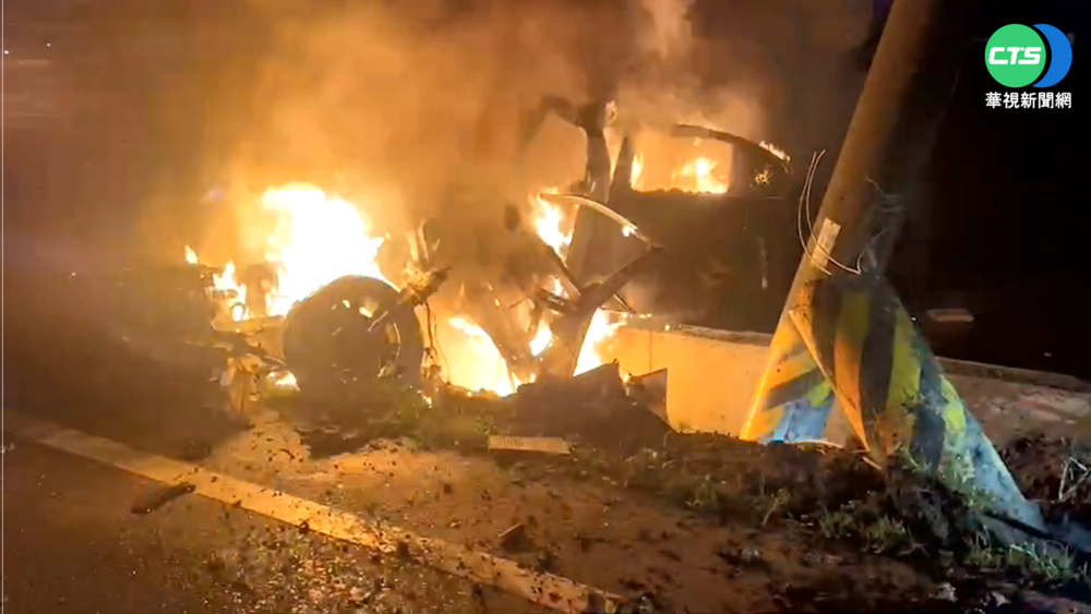 宜蘭轎車自撞電桿起火 駕駛葬身火海