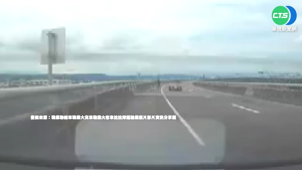 搏命排"路障"! 男冒險衝快速道中線撿鋁梯