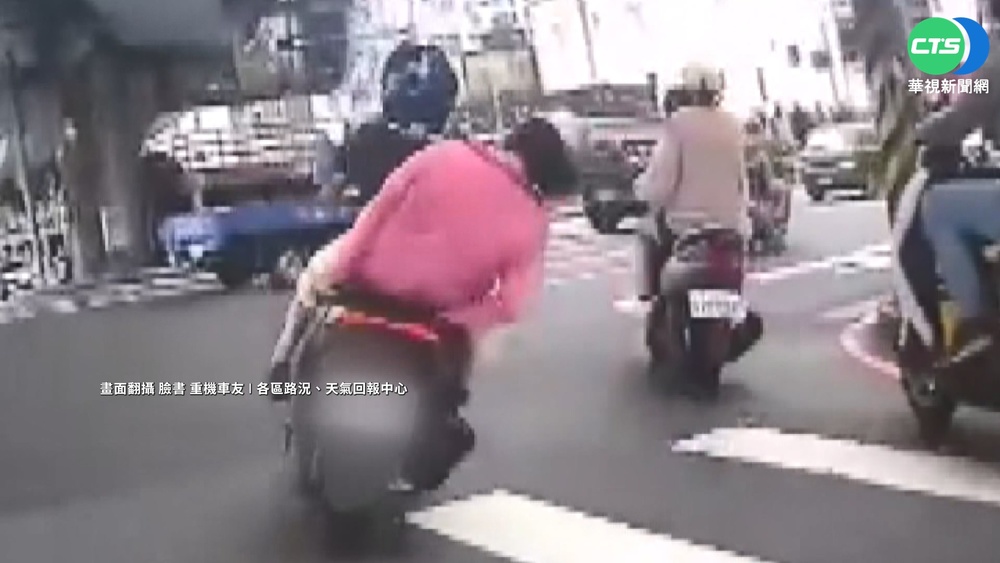 嚇! 孫騎車催油門轉彎 7旬嬤後仰摔落傷