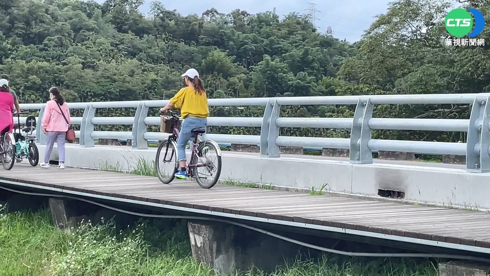 日月潭壩頂木棧道 水泥護欄挨批煞風景