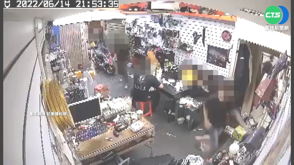 行車糾紛互嗆! 11人"球棒隊"亮槍砸車行